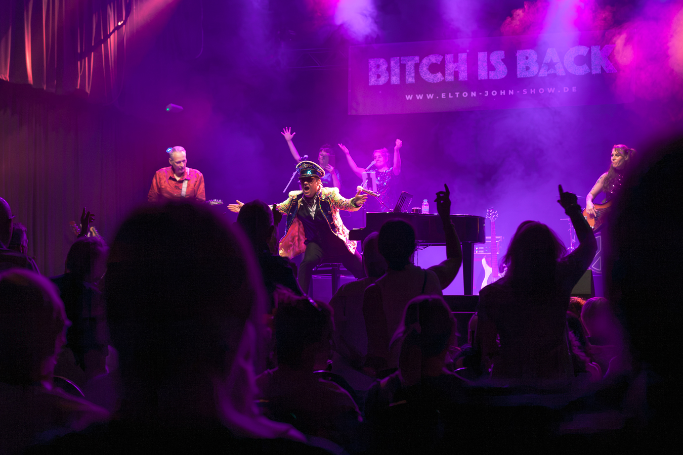 BITCH IS BACK – auf der Bühne